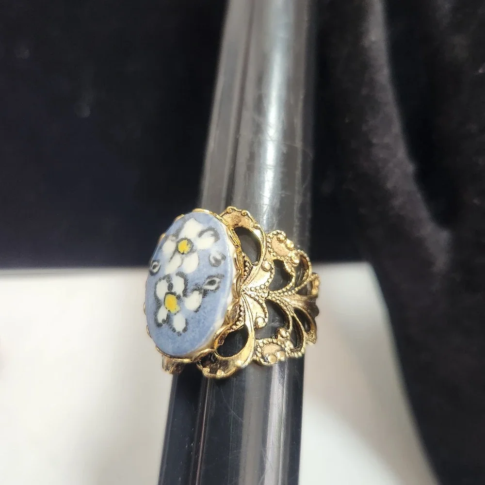Vintage Gold Tone Filigree Daisy Porcelain Cabochon Ring Blue Floral Size‎ 7.5